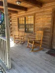 "Bearly Beehavin" 2-bdrm 1 bthrm cabin  with WiFi, AC.  Unwind & relax in ConCan - 3 étoiles