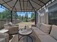 Burney Falls Bungalow - Comfy Atmosphere - Great Location! Hotels in Burney