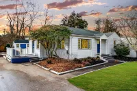 2 BEDROOMS, 3BEDS 1.5 BATH! OCEAN ROAD ! Sleeps 6 1 mile to beach, dining &shops - 2-Star