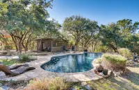 Cozy Modern Cabin wt Pool, Hot Tub, Fire pit and Goats, Alpacas, Chickens & Emus