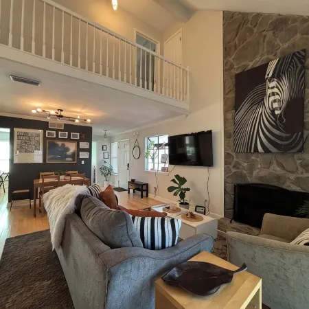LiveWorkPlaynearTruistPark- privacy, updated kitchen, fast Wi-Fi & YouTubeTv