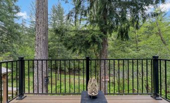 Riverfront Luxury Cabin-Hot Tub-EV-Deluxe Kitchen-WiFi