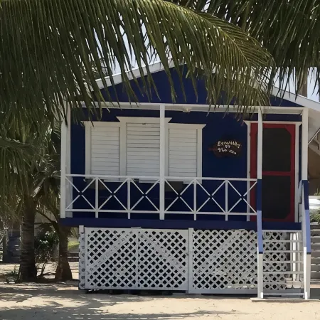 Beach Front Cottage in the heart of Placencia Village