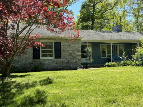 Sunny Vineyard Getaway Close to Everything Steps from Sound Clean and Comfy