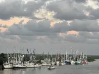 Walk to Waterfront Dining, Shops, Wine Bar. 2 Miles from I-95. No Pet Fee!