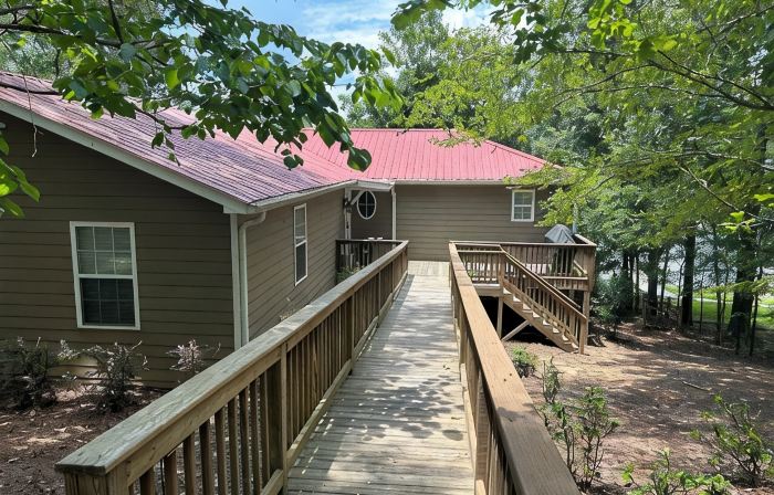 NEW OWNERS: Family Lakefront Retreat: huge dock/kayak/fish/fire pit/amenities