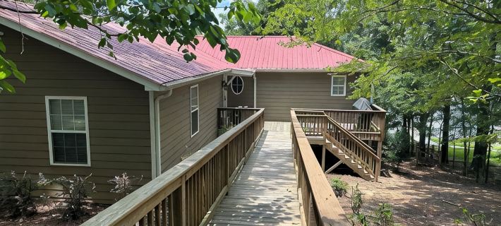 NEW OWNERS: Family Lakefront Retreat: huge dock/kayak/fish/fire pit/amenities Hotels in Putnam County