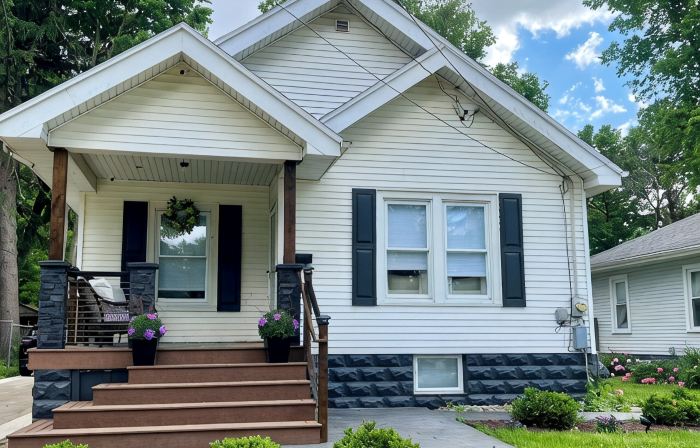 Charming Bungalow, Prime Location Walk to Isu & Iwu, Playground Across Street