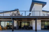 Manila Lot 7 · King bed, high end, new home, hot tub, steam room