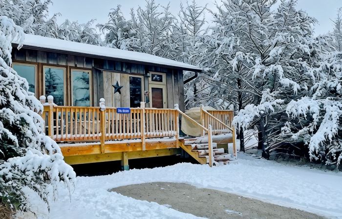 Ranch Cabin w/Hot Tub. Communal Sleeping 2 Queen + Full Trundle