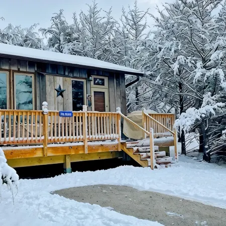 Ranch Cabin w/Hot Tub. Communal Sleeping 2 Queen + Full Trundle