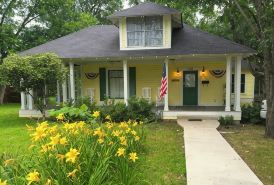Charming 1-bedroom house in Historic Mineola, short walk to town