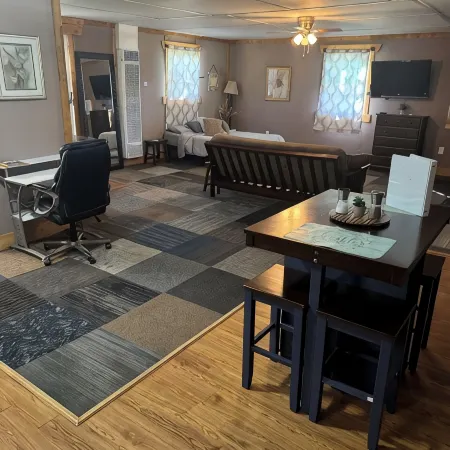 CWR Cottage - A cozy cottage in a quiet country setting