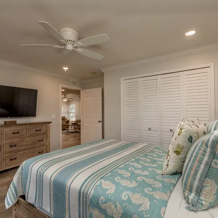 🍹🌞 Boater's Paradise!  Fenced Yard, Boat Parking, 6 miles to Beach!