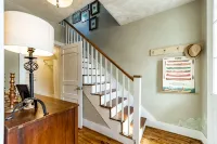Historical Home, Walkable to Many Restaurants and Shops.