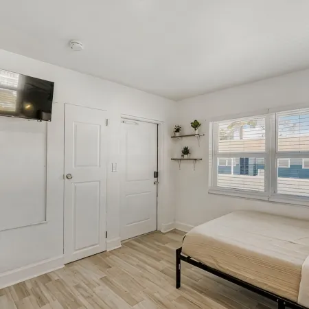 2526 Modern Studio in Historic Area