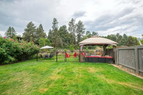 Riverfront Cottage Epic Walkable Location on River - Boutique