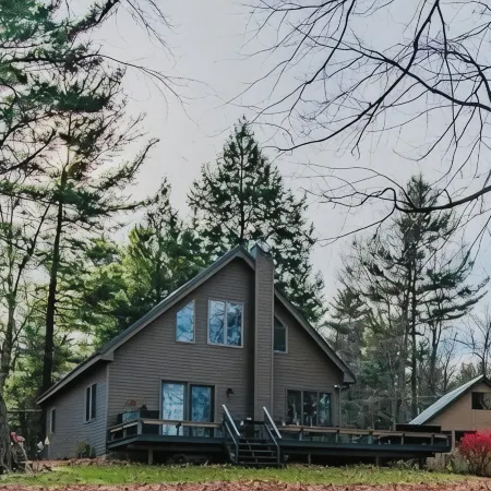 Stunning Lakeview Home: 2Br+Loft, Kayaks, Fire Pit & Shaded Yard – Pet Friendly! Отели в г. Хаунсфилд