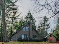 Stunning Lakeview Home: 2Br+Loft, Kayaks, Fire Pit & Shaded Yard – Pet Friendly! - 鄉村度假屋