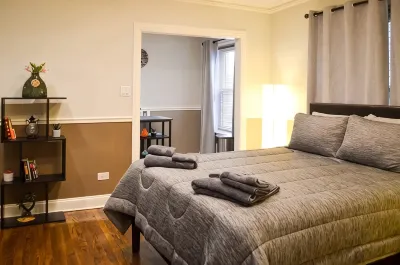 A laid-back studio few minutes from Wrigley Field Отели в г. 