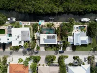 Cute canal front Cottage with dock & boat lift and pool ,short walk to the beach Hotels in Longboat Key