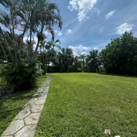 Charming home near Anna Maria Island with Jacuzzi