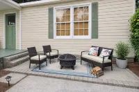 Chic Central Cottage- Wood Floors, Fireplace, Hospital/Vsu Firepit, Pet Friendly - 3-Star