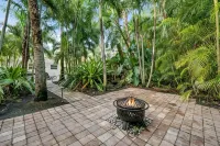 Tropical Retreat Pool Home close to Downtown & Naples Beaches - Jacuzzi