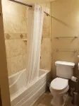 Lake View Condo across from the Public Park and Beach, Downtown Chelan! - Balkon