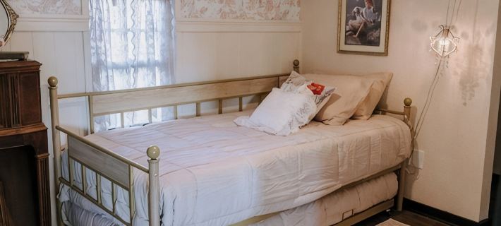 Charming micro barn offering a cozy retreat! 4 Acres, Sleeps 6, pet friendly. Hotels in Ellis County