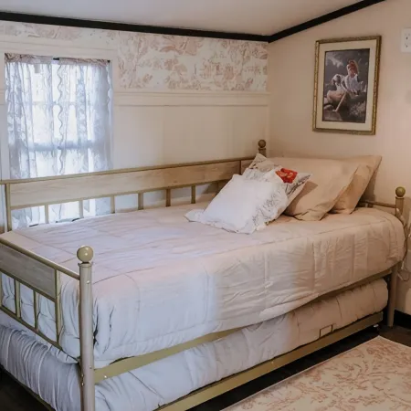 Charming micro barn offering a cozy retreat! 4 Acres, Sleeps 6, pet friendly.