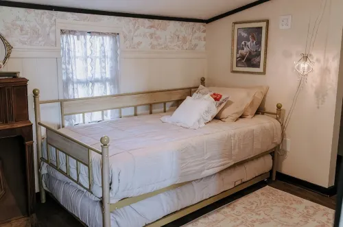 Charming micro barn offering a cozy retreat! 4 Acres, Sleeps 6, pet friendly. - Homestays