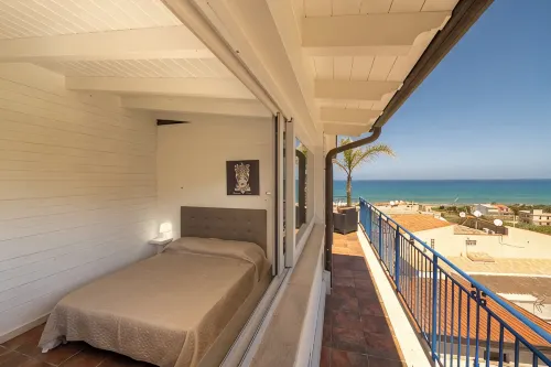 Amazing 100sqm Apartment 200m from the sea 6 people "GmC"