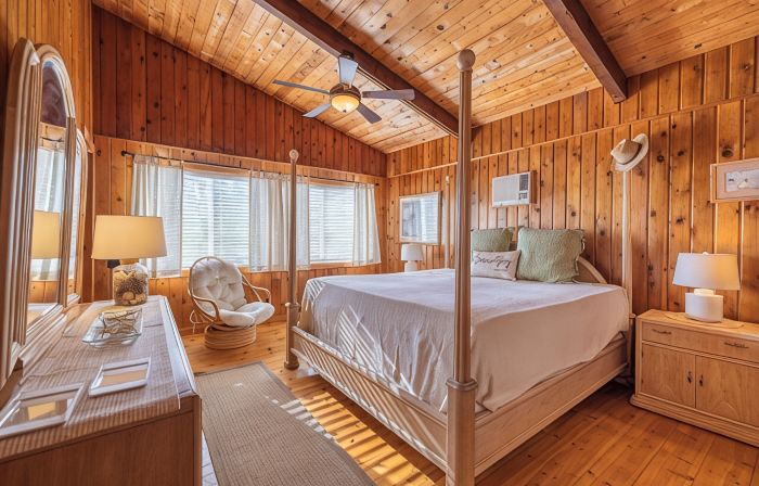 Charming Cottage on the Bay and Golf Course with private patio and boat dock.