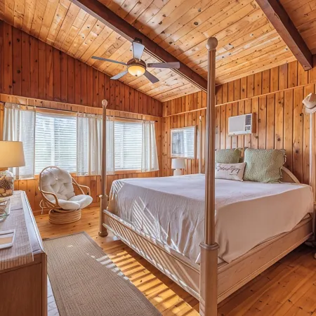 Charming Cottage on the Bay and Golf Course with private patio and boat dock. Hotels in Wayne County