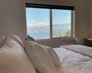 THE LAKEVIEW LOOKOUT, 1 Bedroom - Sleeps 2- walking distance to Lake & Wineries. - Wifi