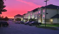 Days Inn by Wyndham Ottawa Airport - parking