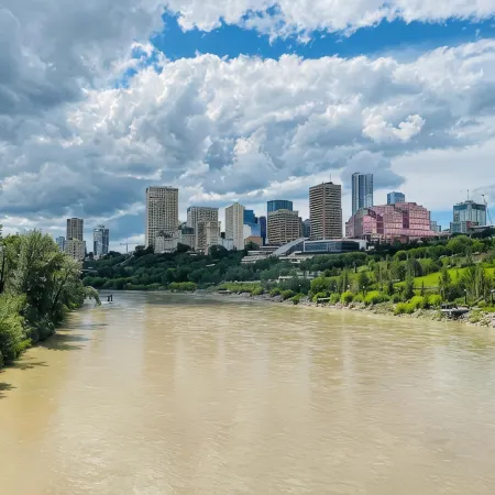 Riverside 4 bdrm w 2 KING beds • 10min DT • Sleeps 8!