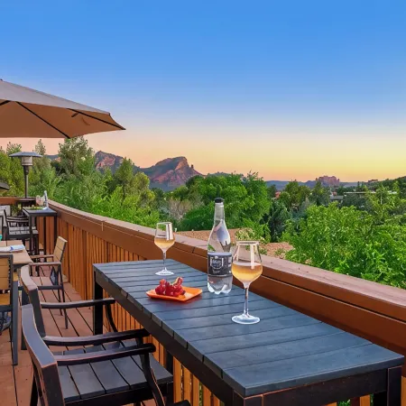 Uptown Sedona Luxury • 3 King Suites • Views • Hot Tub&Fire Pit • Walk to Dining