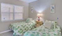 DIRECT BEACHFRONT CONDO Pool, Beautifully Renovated 2 Bedroom 4th Floor Balcony. - 2-نجوم