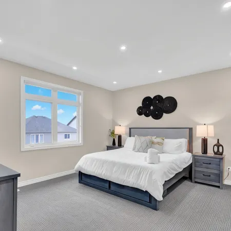 22min drive to Niagara. Sleeps 10. 1GB. 5 Bd/4 Bth
