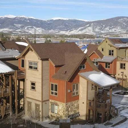 Luxury Condo, Private Hot Tub, Perfectly Located