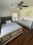 James’ Modern Cheerful Home! - 2-Star