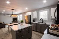 Modern 4 bedroom, 2 living room overlooking creek - chambre d’hôtes