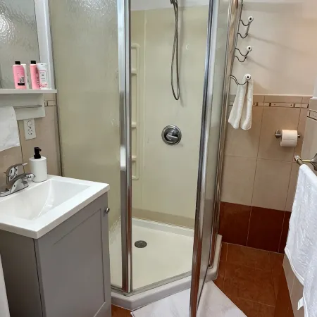 Cozy 1-bedroom apartment with Kitchen, Wi-Fi and AC in charming Elizabeth.