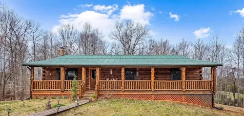 Breathe deep, stay cozy — spacious log cabin living on 30 acres in Aroda, VA - 4 tähden
