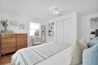WOW 4 blocks to beach w/ Unique POOL! 3min walk to local coffee/shops/playground - Jacuzzi