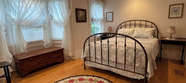 Chatham Village - Lovely 2 bedroom apartment in the antique home Hotels in Chatham