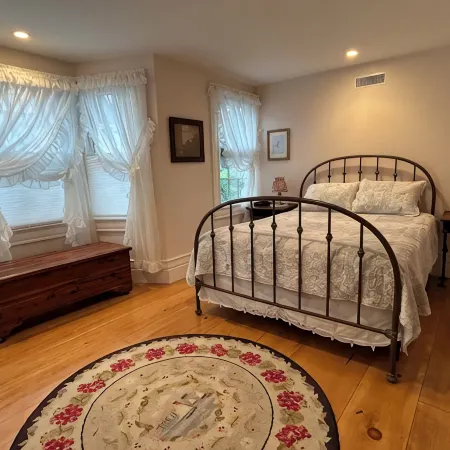 Chatham Village - Lovely 2 bedroom apartment in the antique home