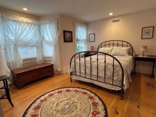 Chatham Village - Lovely 2 bedroom apartment in the antique home - 4-Star